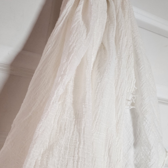 Elegant White Lightweight Fringed Scarf - Picture 2 of 3